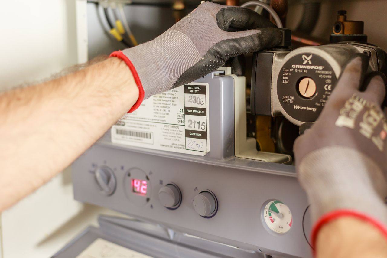 Tecnico MC2GREEN al lavoro su una caldaia di una centrale termica