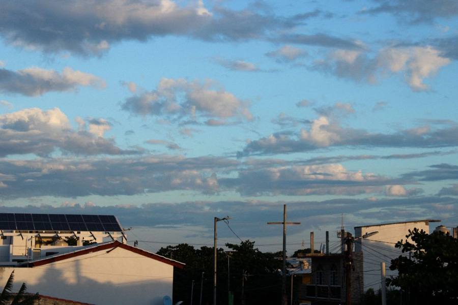 Pannelli solari sul tetto di un edificio sotto il cielo azzurro