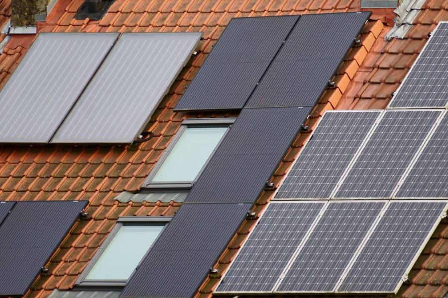Pannelli solari termici sul tetto di un edificio