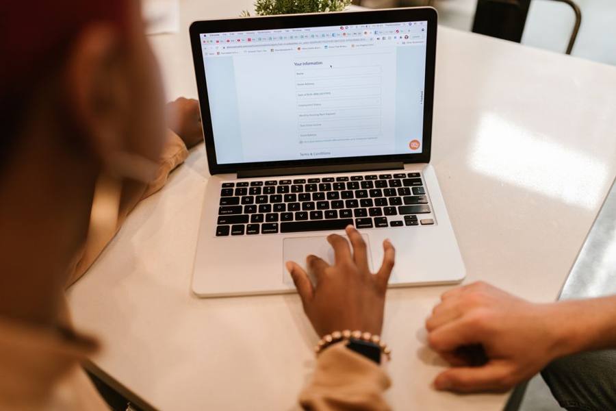 Compilazione di una pratica online al computer