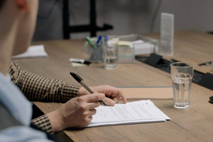 Documenti e pratiche da compilare sulla scrivania