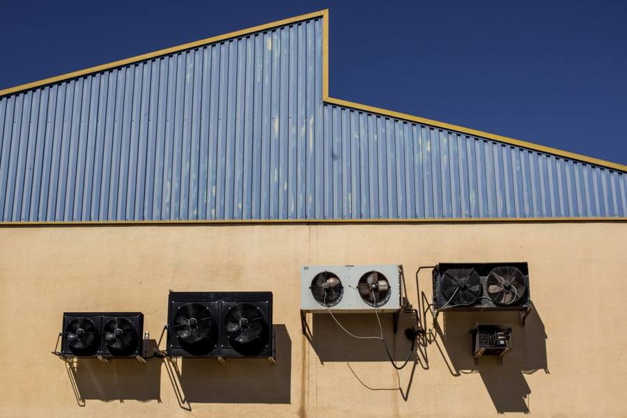Unità esterne di pompe di calore e climatizzazione su un edificio