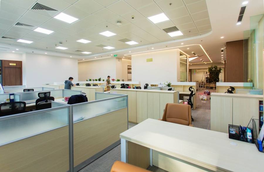 Ufficio open space luminoso con aria salubre