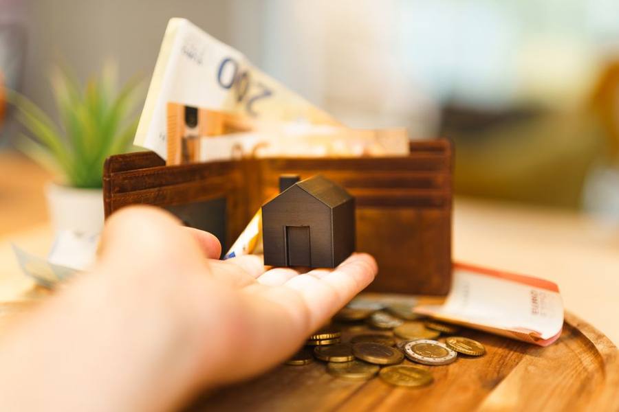 Agevolazioni per la casa: modellino di abitazione con banconote in euro